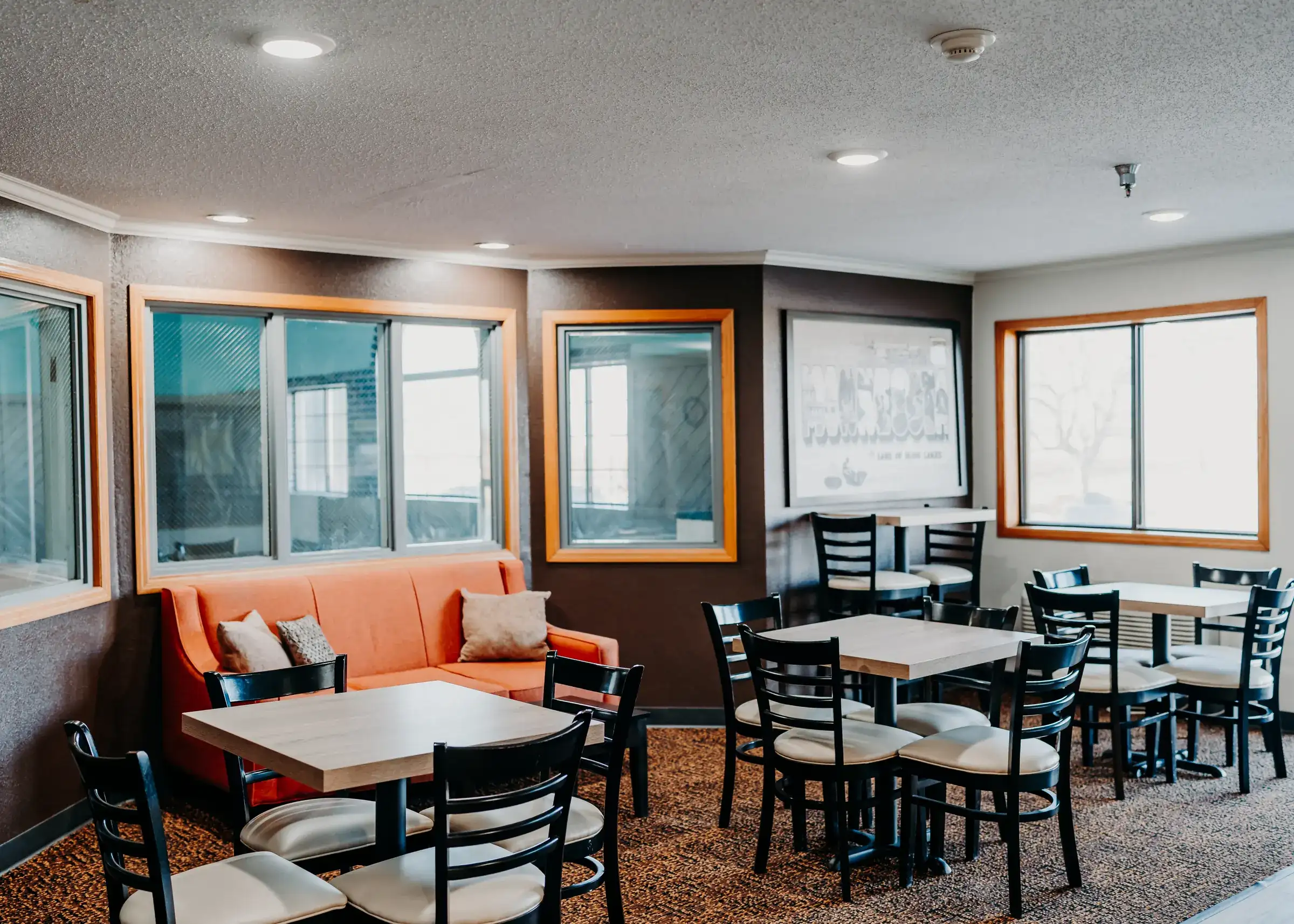 Breakfast room seating off the lobby