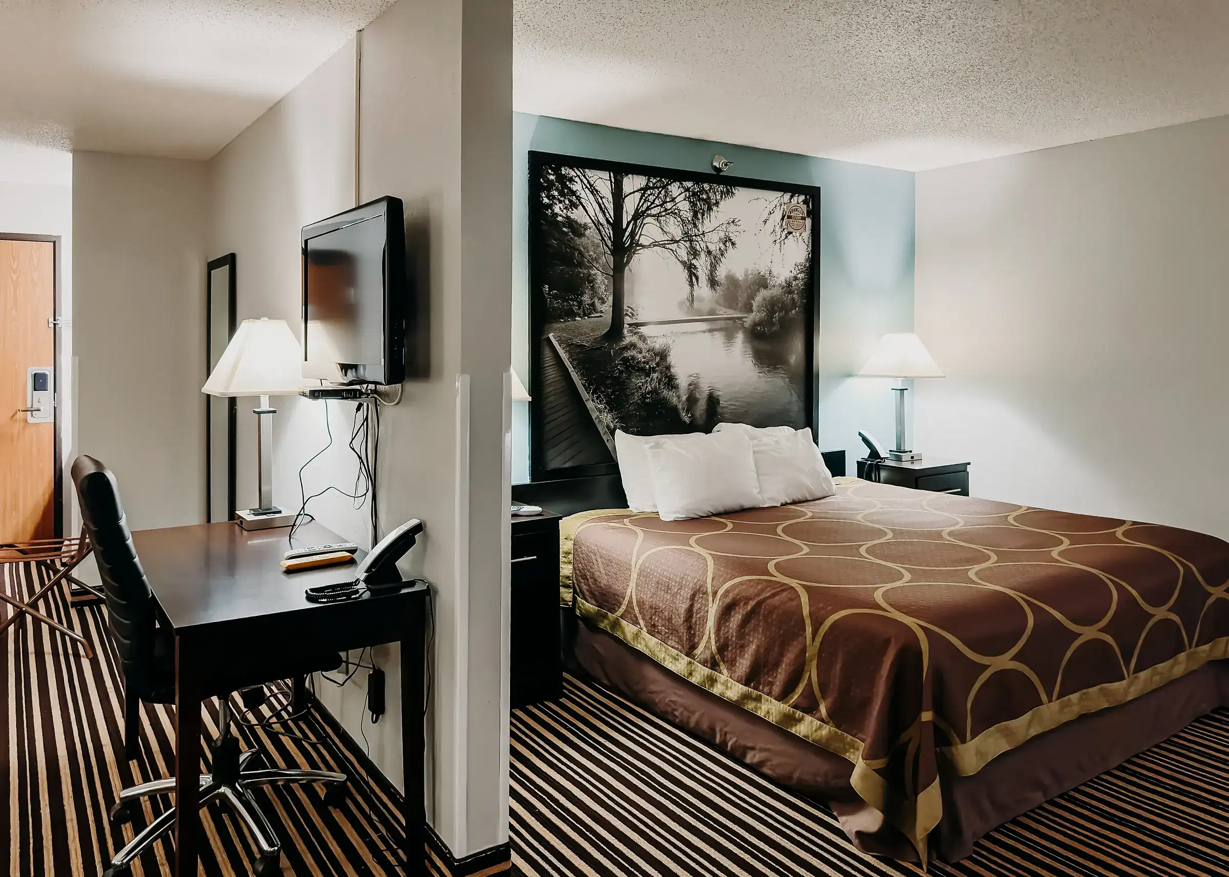 The work desk, chair and wall-mounted flat-screen TV in a king room