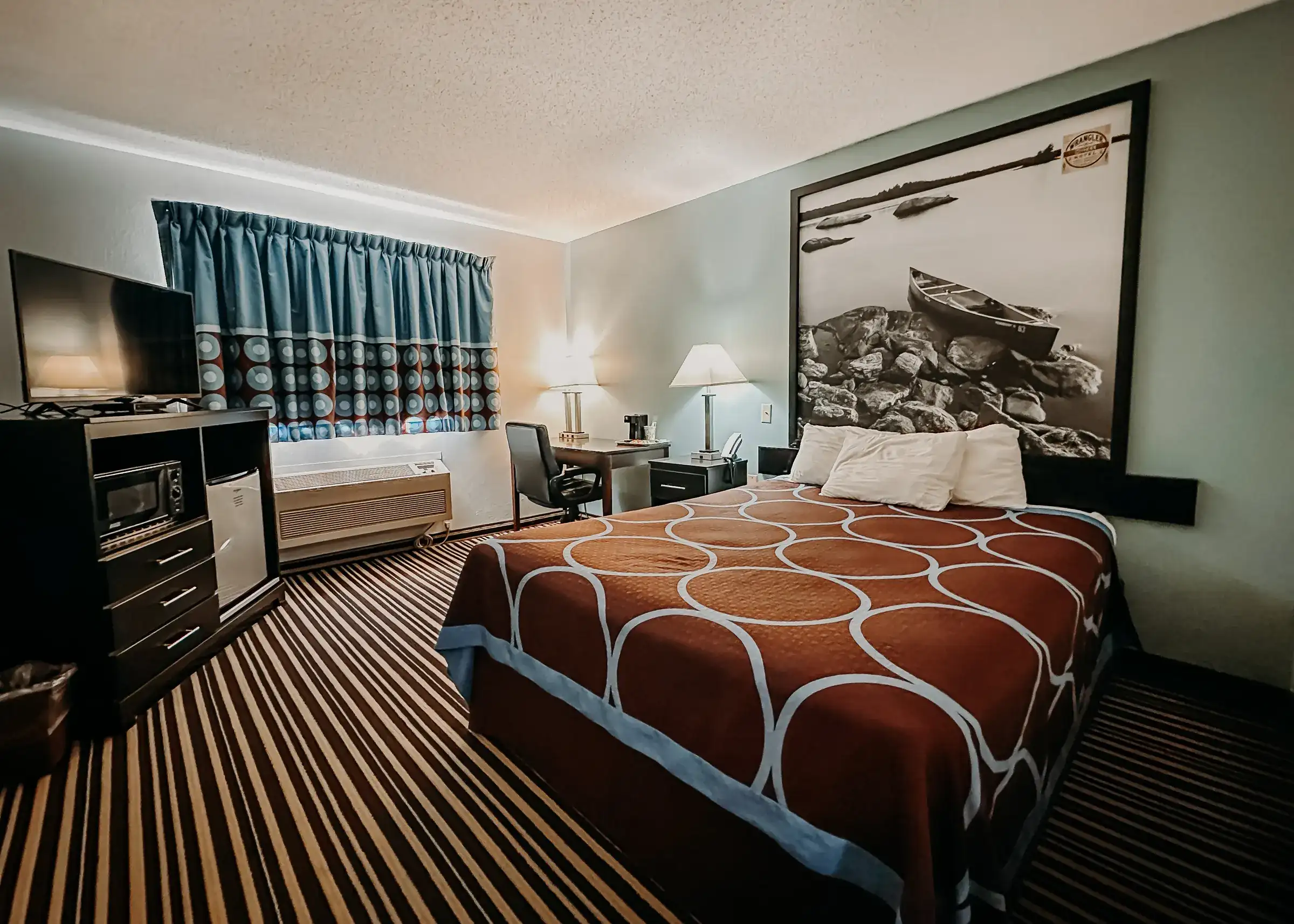 Standard single room with one queen bed, desk and flat-screen TV